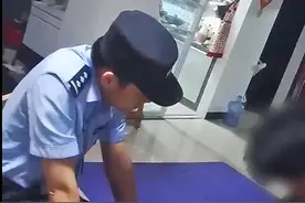 民警深夜拥抱安慰哭泣男孩图片