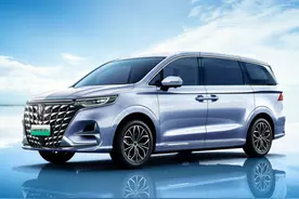 比燃油版贵7万元，荣威iMAX8纯电版不值得入手？图片