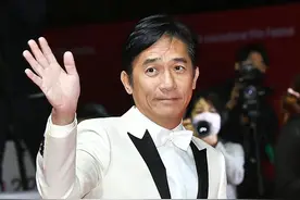 釜山电影节红毯：梁朝伟很惊喜，具惠善变样认不出，玉泽演发腮了图片