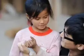 胡哥怎么也没想到，12年前资助的女孩如今会有这么高的成就！图片