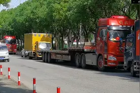 嘉定这条马路为何成了大型车辆停车场？图片