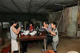 2010年一家四口蜗居桥洞被发现，孩子因户口没法上学，与垃圾为伴图片