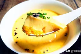 蒸鸡蛋羹，最忌加水直接蒸，牢记4个技巧，滑嫩可口，没一点气孔图片