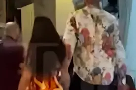 绝啊！TT被曝在希腊夜店和神秘女子手拉手 他和卡戴珊二胎刚出生图片