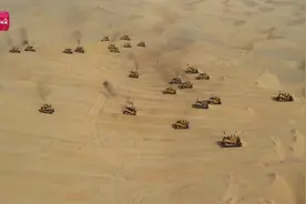 塔中沙漠公路加紧建设 30余辆推土机深入沙漠腹地60公里图片