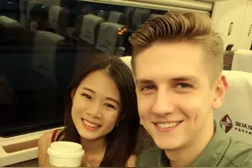 恭喜！网红马克斯和潘潘官宣怀孕喜讯，男方超像吸血鬼日记男主图片