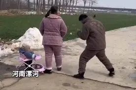 河南：男子跟老婆开玩笑打闹，被老婆扔到雪人上，网友：媳妇厉害图片