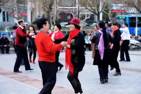 刚刚公布的科学长寿法，喝茶只能排第13，排第一的竟是...图片