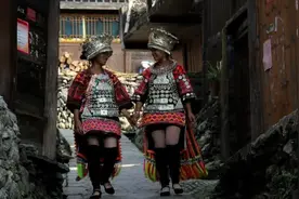 中国有个“性感”的民族，女人经常会穿着短裙，在街边载歌载舞图片