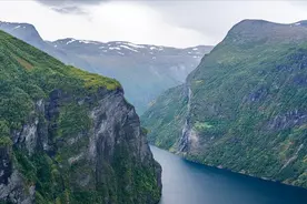 如诗之画、如画之诗：舟行江上，两山夹江，自由洒脱、无拘无束图片