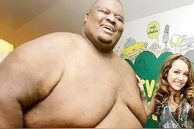 他是800斤相扑之王，身价千万，娶娇妻后一年离世图片