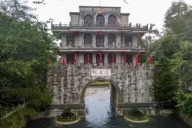 我国唯一现存通关的友谊关，位于广西凭祥，是中国九大名关之一图片