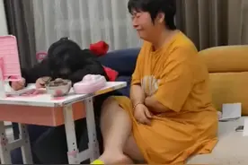 吉林妈妈辅导女儿作业气哭，老公一说哭得更伤心，网友：有点想笑图片