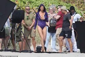 42岁吉赛尔·邦辰海滩放飞！穿连体衣大长腿无遮挡呈现，引发热议图片