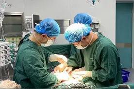 两位老人吃柿子突发肠梗阻 医生提醒：吃柿子不当易致“胃柿石”图片