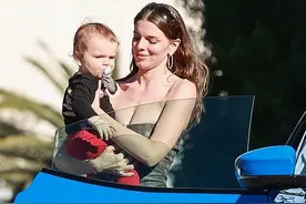 32岁茱莉亚分手后首现身，开豪车带娃兜风，和侃爷短暂恋爱收获多图片