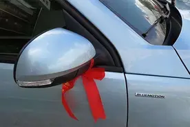 一些车子挂红绳子或红布条，这是啥讲究？为何老司机还主动避让？图片