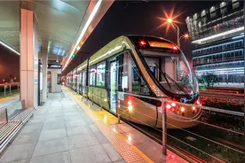 坐在地铁站哭泣的男人图片