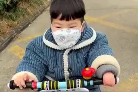 （视频）@太原人！4岁左手无手指男童熟练包饺子剥橘子，妈妈编善意谎言鼓励，让孩子勇敢面对图片