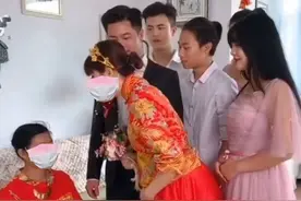 结婚当天闹矛盾，新娘摔了手捧花愤怒离去，网友：做的太好了图片