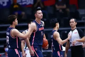 拒绝球队高薪聘请，留队协助杜锋，5年3冠，朱芳雨能拿多少钱？图片