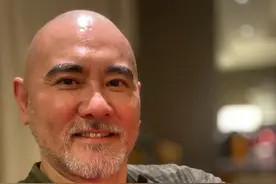 台湾著名男星罕见晒近照！移居内地生活，美男子变白胡子光头大叔图片