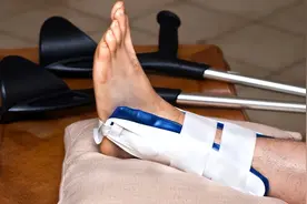 17岁男孩可乐当水喝，全身没劲近乎瘫痪，医生直言：不光是喝可乐图片