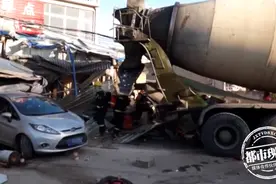 司机大意 搅拌车“溜进”早餐店，2名老人被困图片