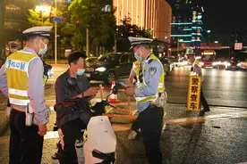 非法加装顶篷的危害（四）丨夏季整治百日行动——严管电动自行车图片