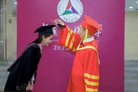 “中传校花”冯琳毕业了，淡妆出镜很清纯，室友个个都是高颜值图片