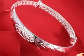 男人戴银手镯好不好？男生佩戴白银手镯这几点要注意图片