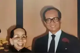 70年代，李嘉诚和母亲，一张罕见留影，看大耳垂就知道是有福之人图片