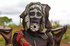 非洲神秘的唇盘族：女人唇盘越大，结婚时收的彩礼就越高？图片