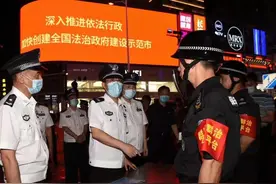 夜里，省公安厅厅长带队，和两名副厅长、市公安局局长一同巡查图片