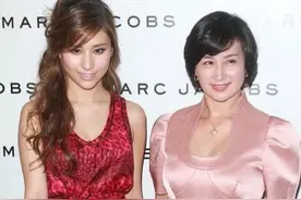 何超琼有大姐的气势，穿粉色上衣配短裤，身姿挺拔不比妹妹差图片