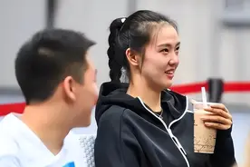 张常宁豪宅为侄子庆生，姑侄二人太像，嫂子少见亮相，一家高颜值图片