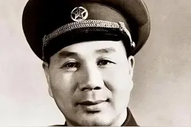 八路与日寇拼刺刀，50人不敌9人，杨成武提议：每班都配一支长矛图片