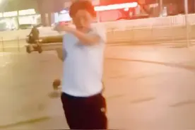 港星梁小龙定居成都放飞自我，深夜在大街上打拳，不顾形象惹争议图片