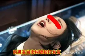 河北：女子被前男友纠缠，当街拿板凳狂砸，路人救助却被拍照威胁图片
