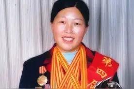 19岁被父亲强迫嫁到荒漠，多次逃离都未果，15年后国家为她颁奖图片