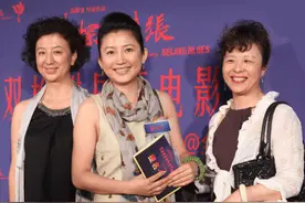 王小丫生图大变样，梳老人发型认不出！身材并不好但气质仍优雅!图片