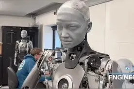 机器人Ameca挣脱「灵魂」枷锁觉醒？邪魅一笑瞬间令人恐怖图片