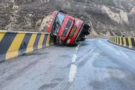 货车转弯速度过快 导致失控侧翻图片