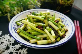 腌蒜薹有讲究，直接腌是大错特错，多加一步，鲜嫩爽脆不辣心！图片