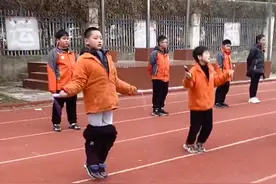 河南一小男孩参加跳绳比赛，裤子掉了仍坚持跳完，最终拿下一等奖图片