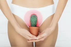 女孩第一次来月经，以为是尿血！月经来了，这几件事情要放在心上图片