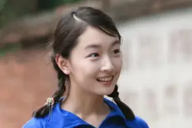 周冬雨：跟妈妈改嫁后，继父把她当亲生女儿，遇到他是我的幸运图片