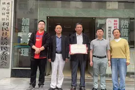 咸安：退休老人勇救落水者 见义勇为令人感动图片