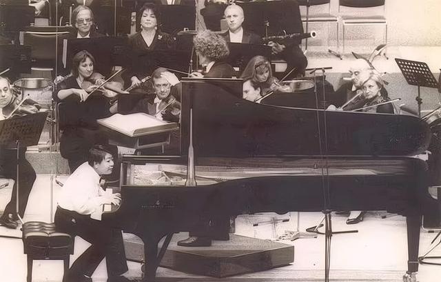 郎朗：3岁学钢琴，17岁成名，同刘亦菲传过绯闻，终娶小12岁娇妻