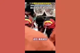 武汉一萌娃头卡钢琴，亲爹一旁笑出“鹅”叫图片